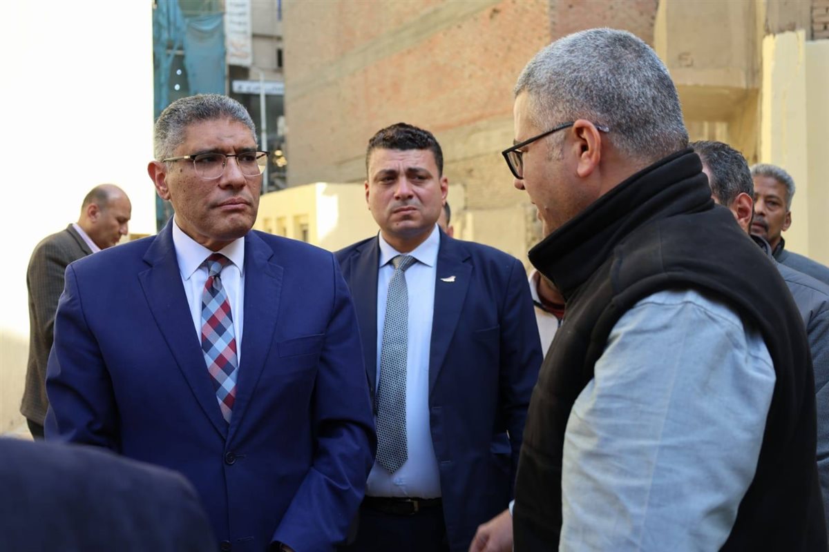<strong>جانب من زيارة محافظ الجيزة لشارع العريش </strong>