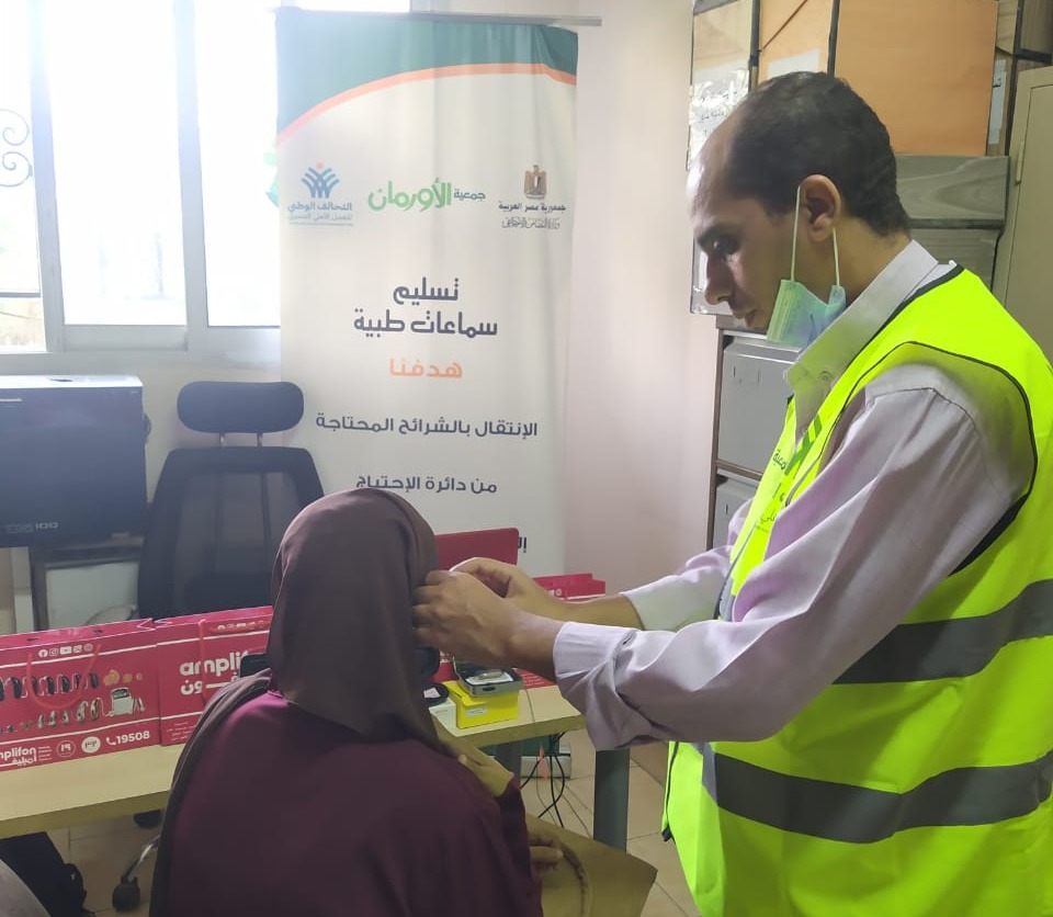 أجهزة تعويضية وسماعات طبية مجانًا لغير القادرين فى الفيوم