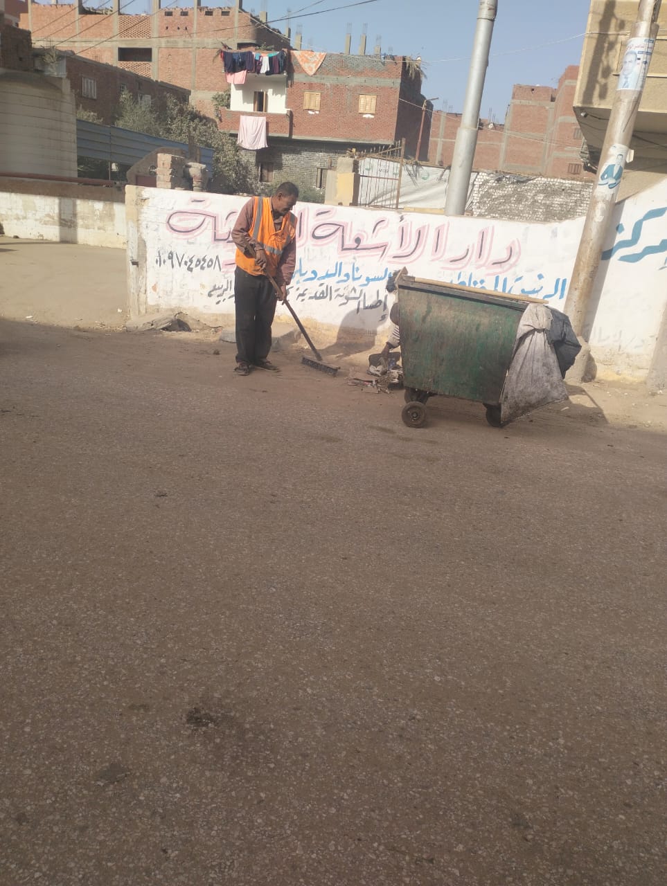 حملات مكثفة للنظافة ورفع الإشغالات وتحسين المظهر الحضاري بمركز ومدينة إطسا