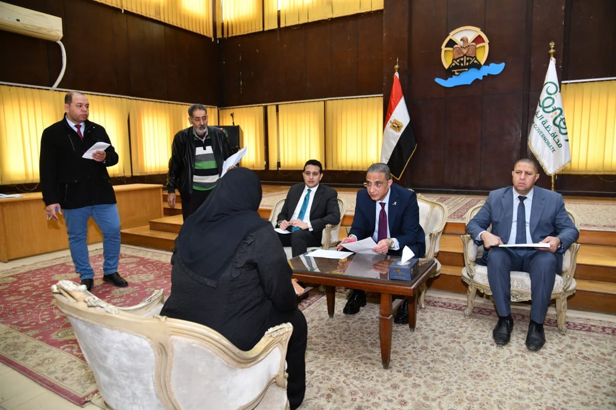 محافظ الفيوم بحث ترخيص أكشاك للفئات الأكثر احتياجاً من السيدات المعيلات وذوي الهمم