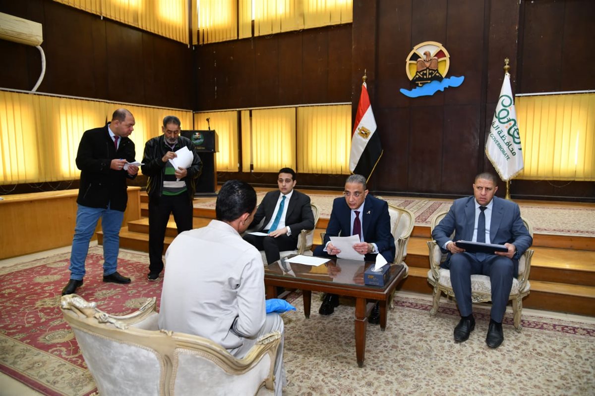 محافظ الفيوم بحث ترخيص أكشاك للفئات الأكثر احتياجاً من السيدات المعيلات وذوي الهمم