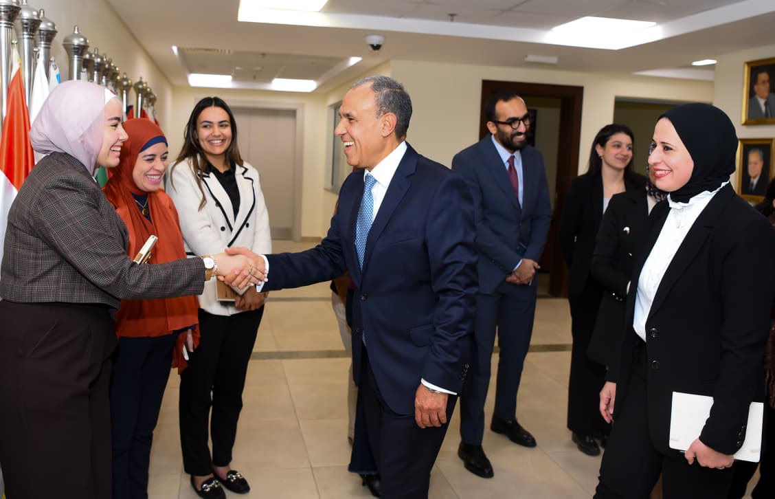 <strong>وزير الخارجية يتفقد قطاع التعاون الدولي</strong>