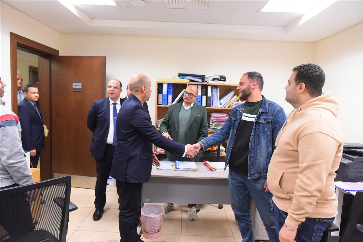 وزير العمل خلال لقائه بالعاملين بالوزارة