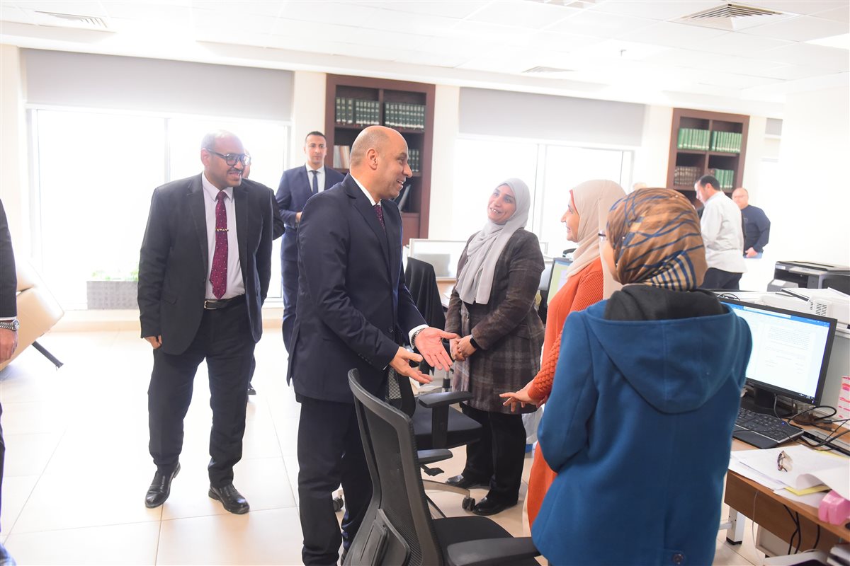 وزير العمل خلال لقائه بالعاملين بالوزارة