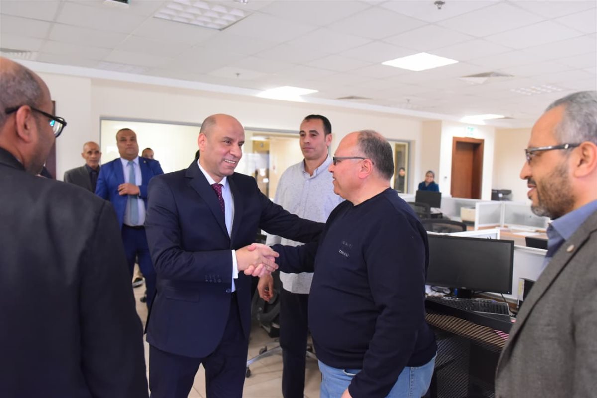 وزير العمل خلال لقائه بالعاملين بالوزارة
