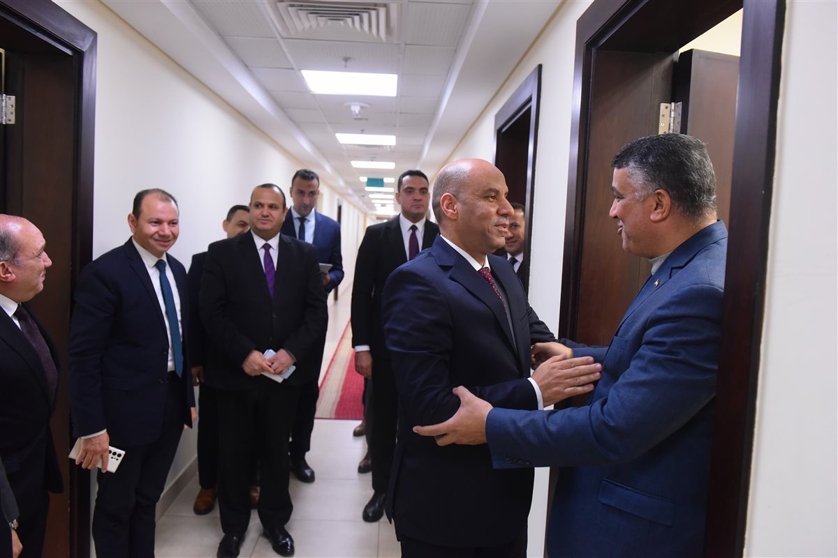 وزير العمل خلال لقائه بالعاملين بالوزارة