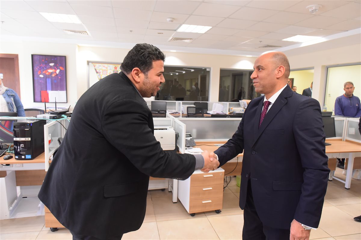 وزير العمل خلال لقائه بالعاملين بالوزارة