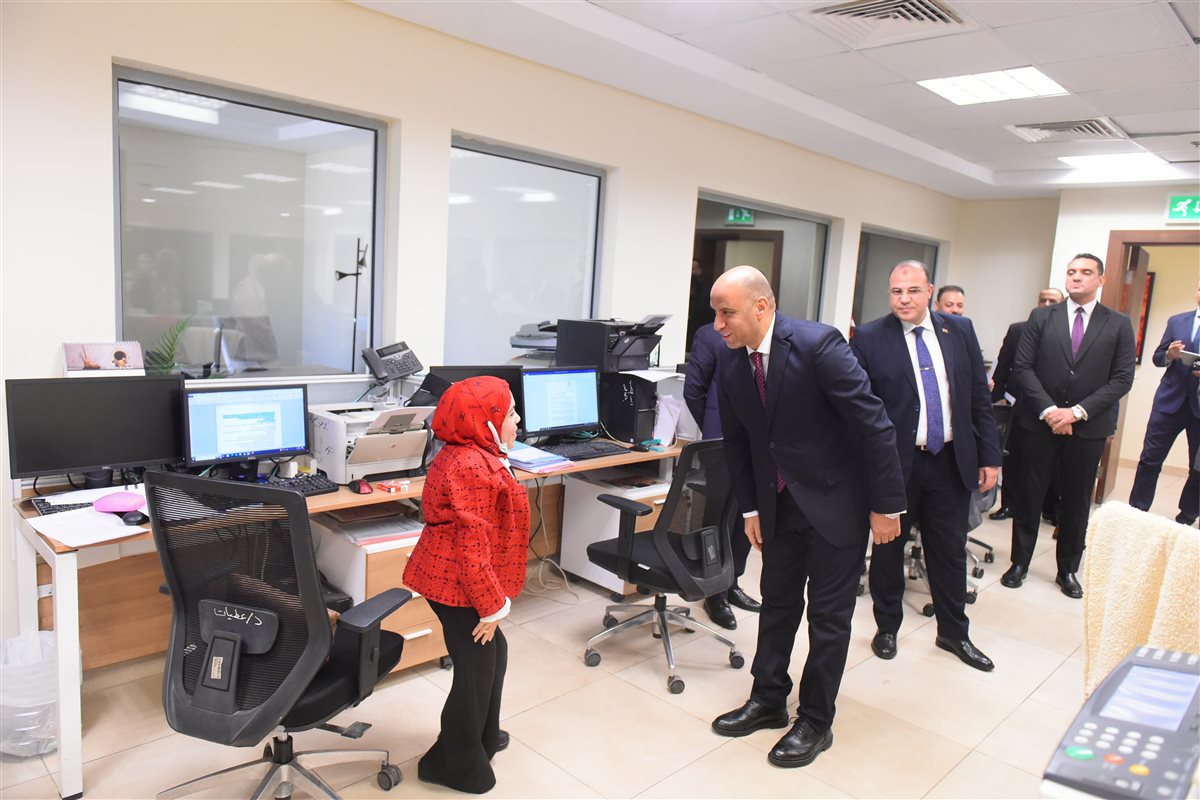 وزير العمل خلال لقائه بالعاملين بالوزارة
