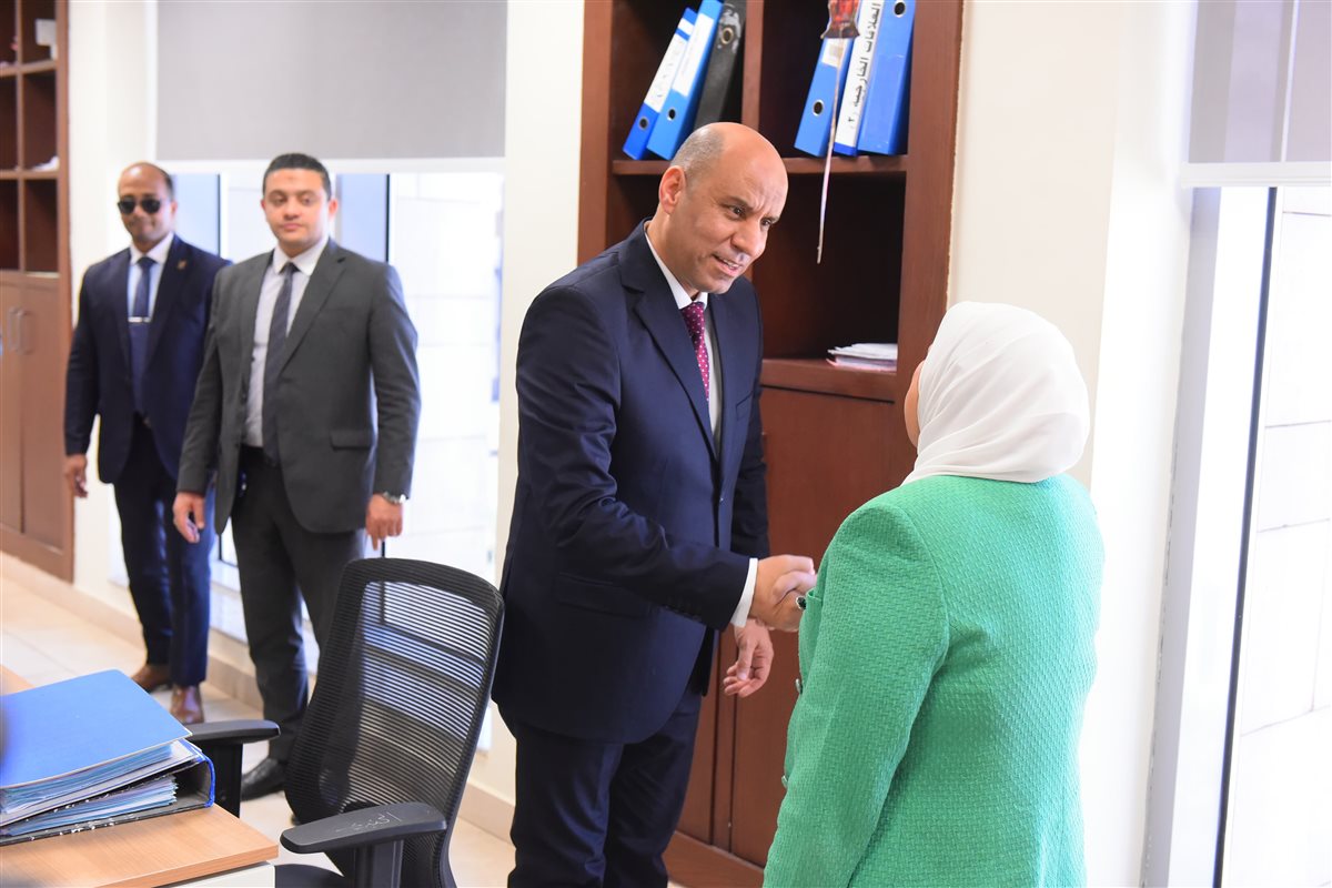 وزير العمل خلال لقائه بالعاملين بالوزارة