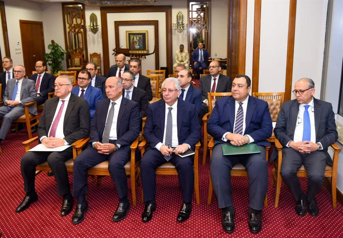 <strong>وزير الخارجية يجتمع بقيادات الوزارة</strong>