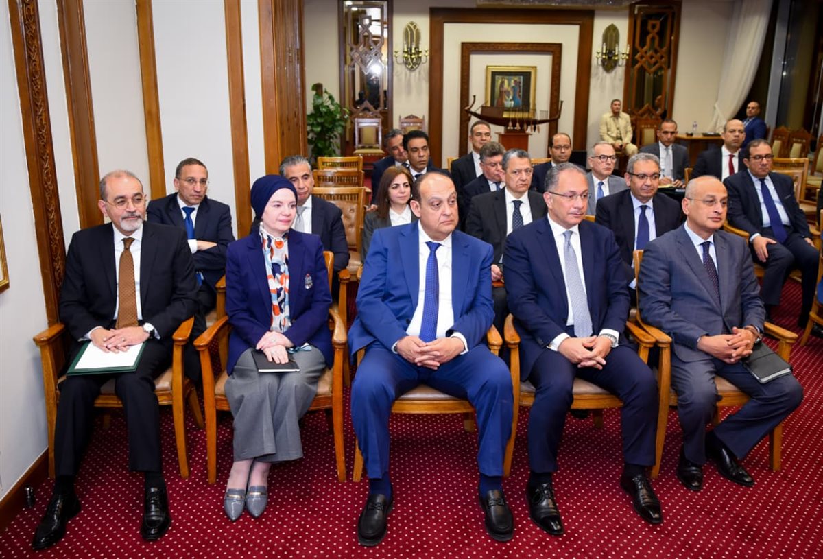 <strong>وزير الخارجية يجتمع بقيادات الوزارة</strong>