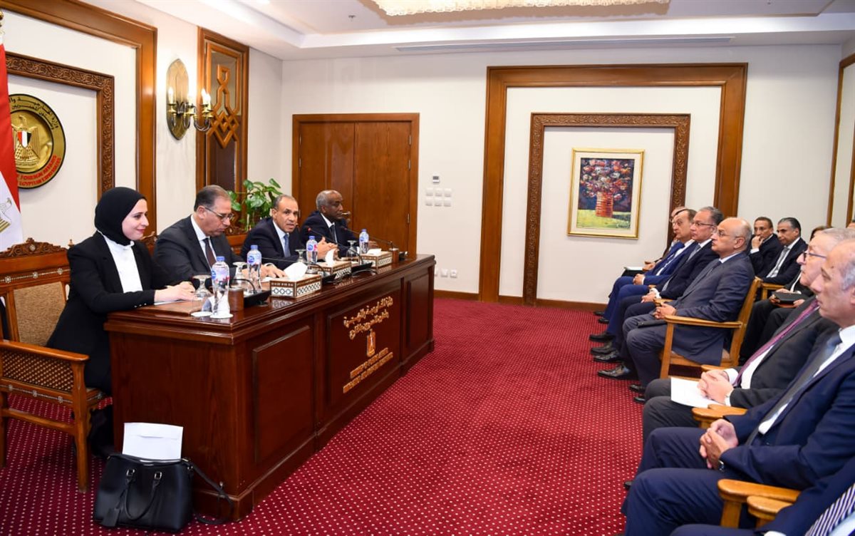 <strong>وزير الخارجية يجتمع بقيادات الوزارة</strong>