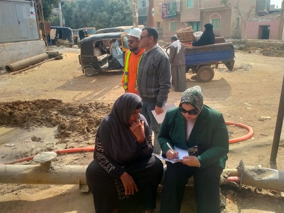 مياه الفيوم : تنفذ حملات طرق أبواب واستطلاعات رأي للمواطنين بعزبة عبدالعظيم