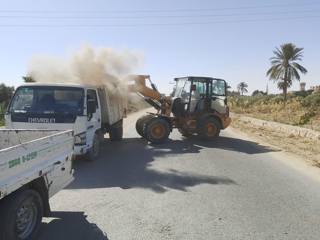 حملات للنظافة وصيانة الإنارة وتمهيد الطرق بمركز ومدينة يوسف الصديق بالفيوم
