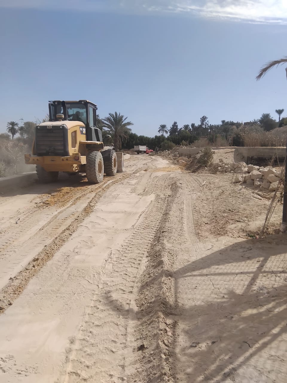 حملات للنظافة وصيانة الإنارة وتمهيد الطرق بمركز ومدينة يوسف الصديق بالفيوم