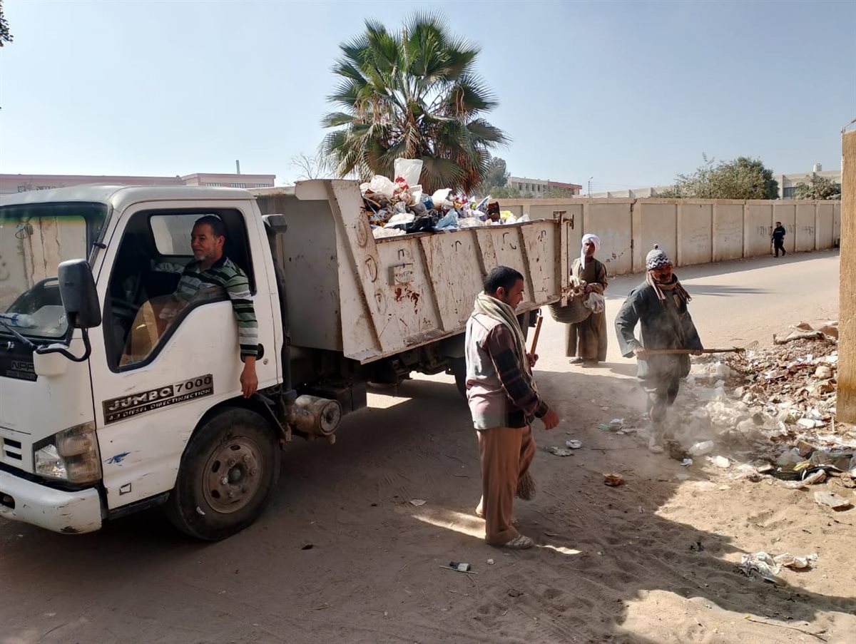 حملات للنظافة العامة وصيانة الإنارة وتمهيد الطرق بمركز ومدينة طامية بالفيوم&nbsp;