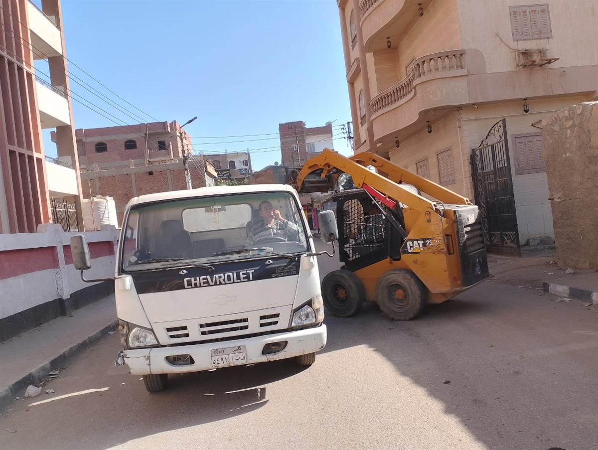 حملات للنظافة العامة وصيانة الإنارة وتمهيد الطرق بمركز ومدينة طامية بالفيوم&nbsp;