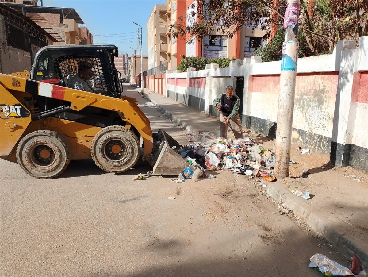 حملات للنظافة العامة وصيانة الإنارة وتمهيد الطرق بمركز ومدينة طامية بالفيوم&nbsp;