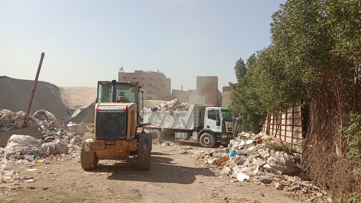 جانب من إزالة المخلفات جانب من إزالة المخلفات