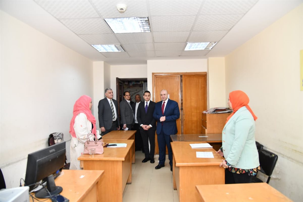 محافظ الفيوم يتفقد إدارات الديوان العام ويهنئ العاملين بشهر رمضان المبارك