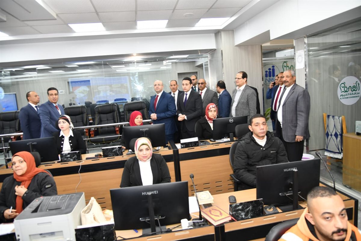 محافظ الفيوم يتفقد إدارات الديوان العام ويهنئ العاملين بشهر رمضان المبارك