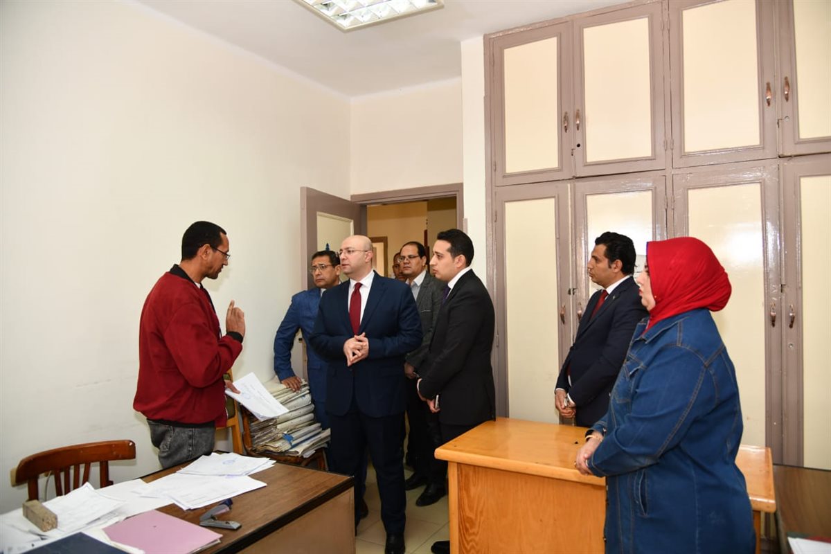 محافظ الفيوم يتفقد إدارات الديوان العام ويهنئ العاملين بشهر رمضان المبارك