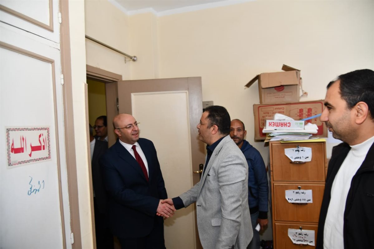 محافظ الفيوم يتفقد إدارات الديوان العام ويهنئ العاملين بشهر رمضان المبارك