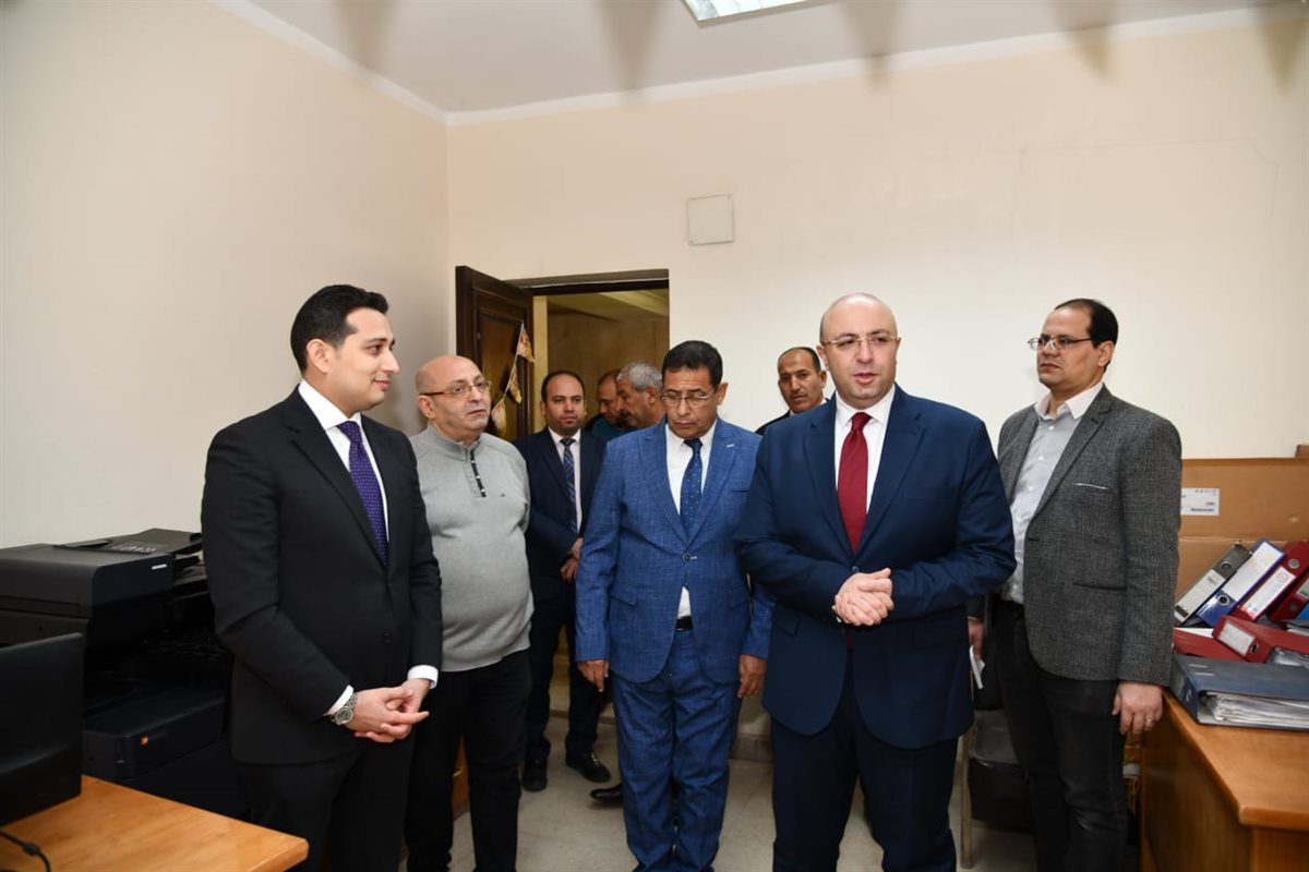 محافظ الفيوم يتفقد إدارات الديوان العام ويهنئ العاملين بشهر رمضان المبارك