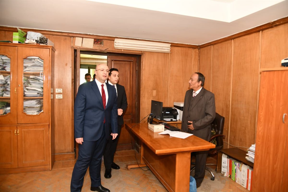 محافظ الفيوم يتفقد إدارات الديوان العام ويهنئ العاملين بشهر رمضان المبارك