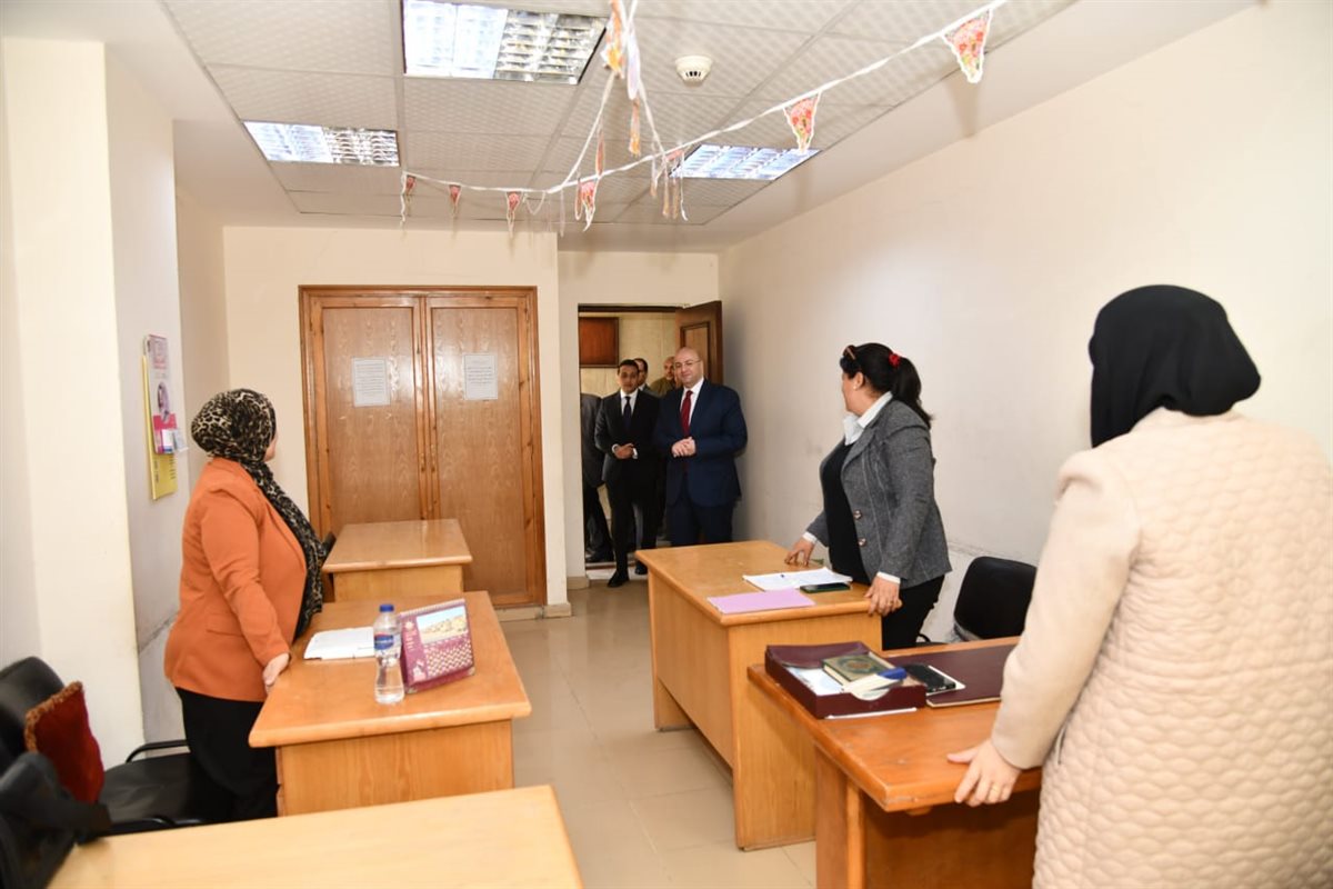 محافظ الفيوم يتفقد إدارات الديوان العام ويهنئ العاملين بشهر رمضان المبارك