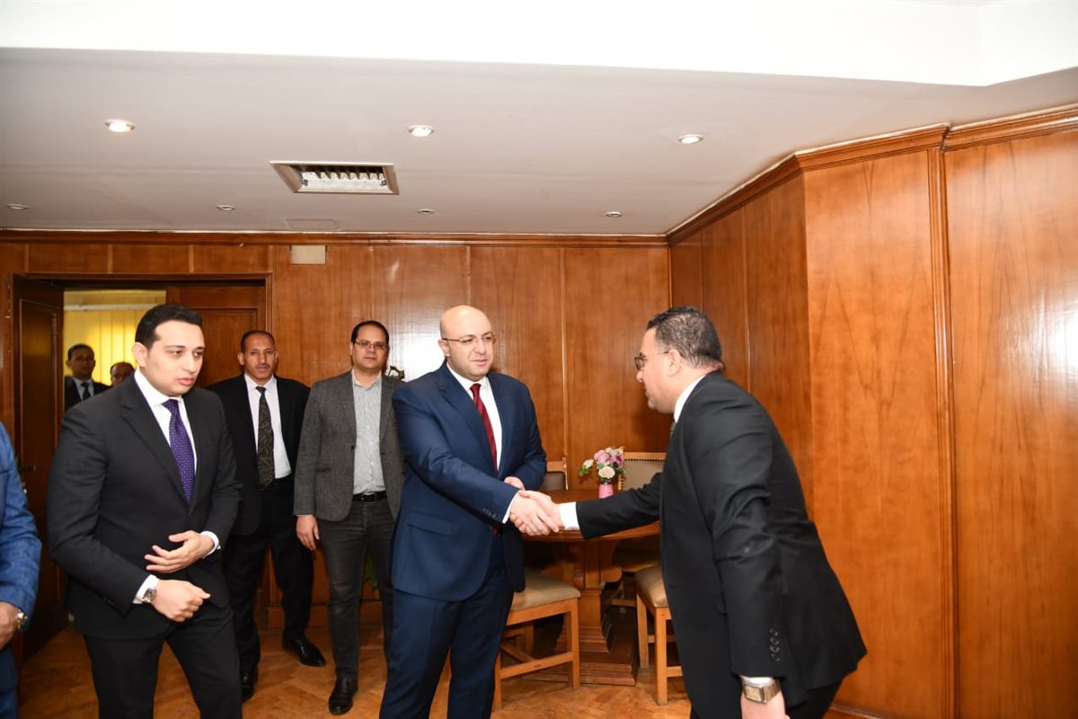 محافظ الفيوم يتفقد إدارات الديوان العام ويهنئ العاملين بشهر رمضان المبارك