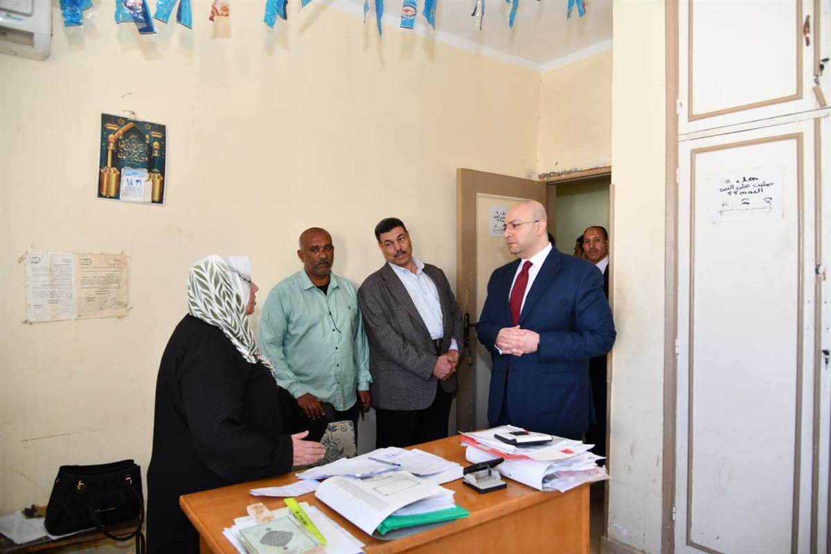 محافظ الفيوم يتفقد إدارات الديوان العام ويهنئ العاملين بشهر رمضان المبارك
