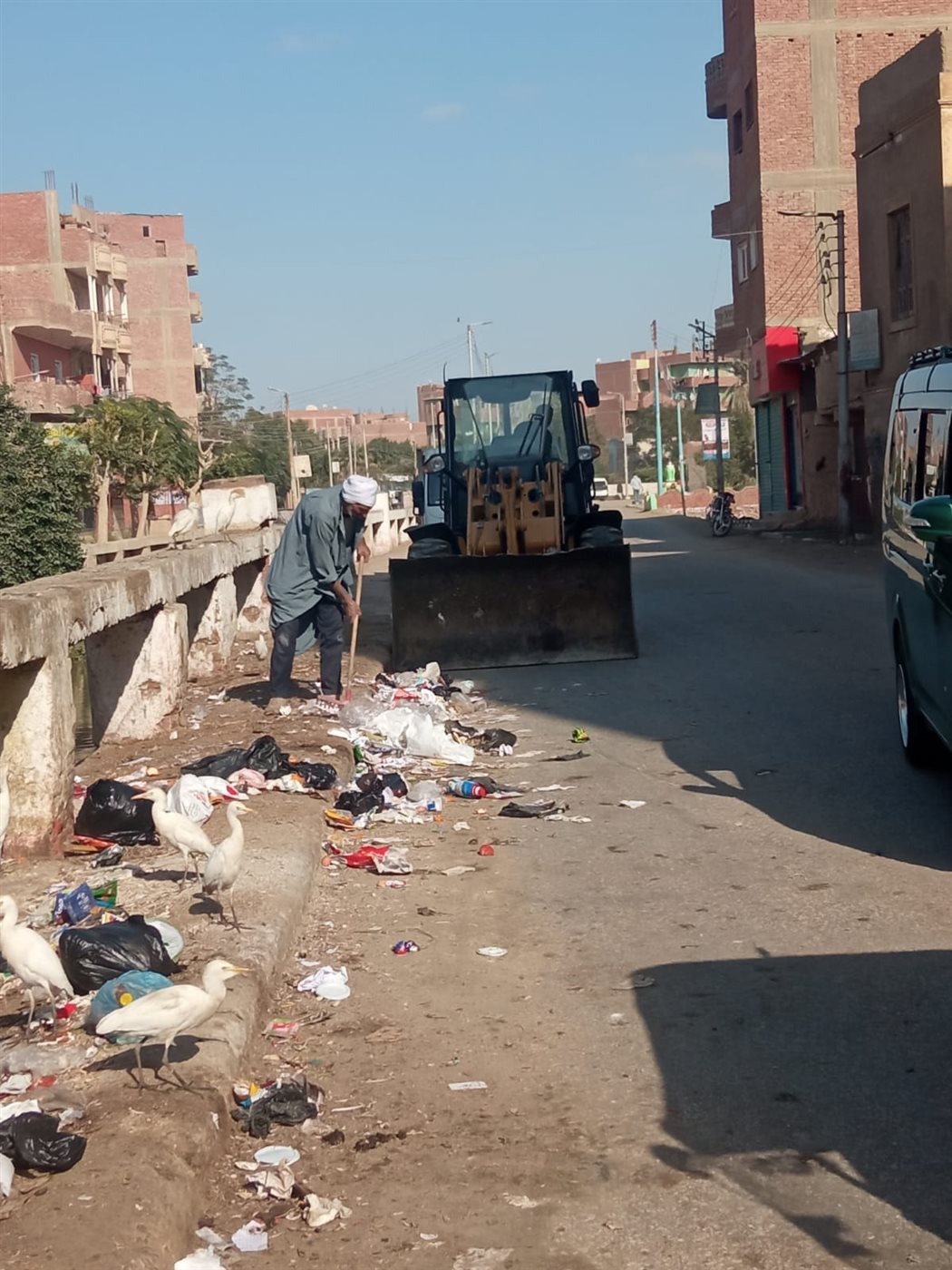 حملات مكثفة للنظافة ورفع الإشغالات وتحسين المظهر الحضاري بمركز ومدينة إطسا