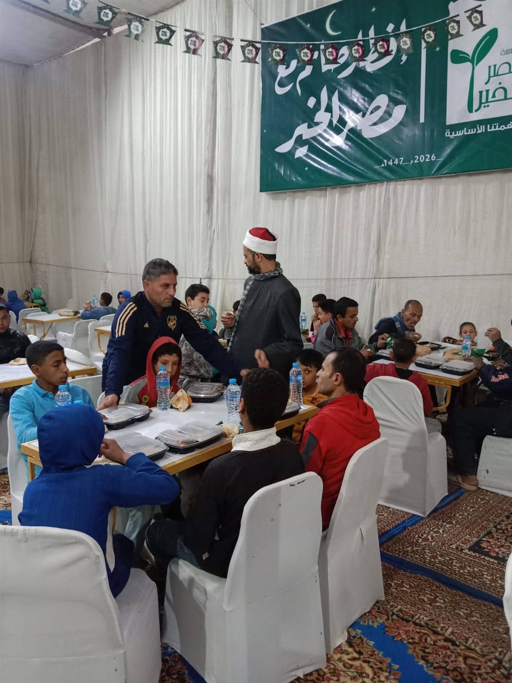 أوقاف الفيوم تقيم خيمة إفطار صائم بالتعاون مع مؤسسة