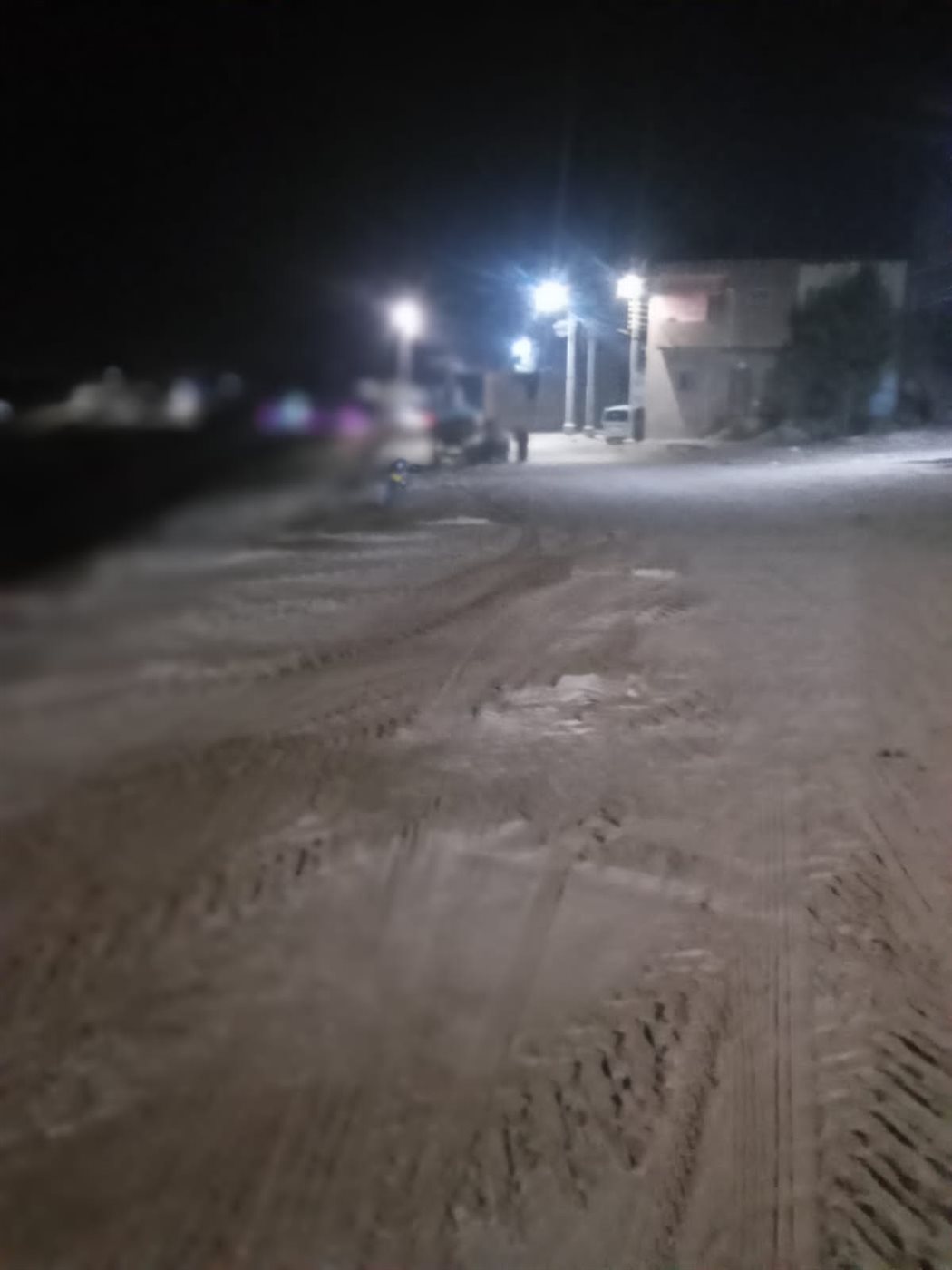 حملة ليلية للنظافة وتمهيد ورفع كفاءة الطريق بمنطقة الوادي بالنزلةبالفيوم