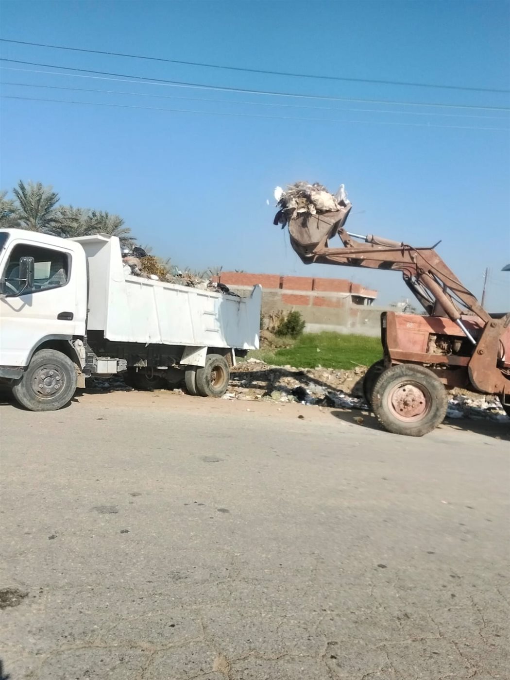 حملة ليلية للنظافة وتمهيد ورفع كفاءة الطريق بمنطقة الوادي بالنزلةبالفيوم