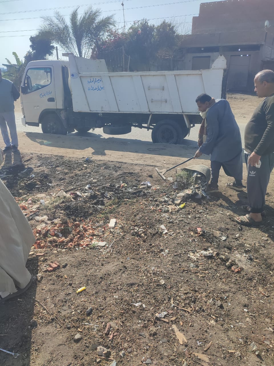 حملة ليلية للنظافة وتمهيد ورفع كفاءة الطريق بمنطقة الوادي بالنزلةبالفيوم