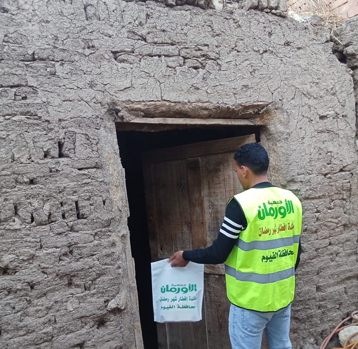 بالتزامن مع أجواء الشهر الفضيل.. توزيع وجبات إفطار بمحافظة الفيوم