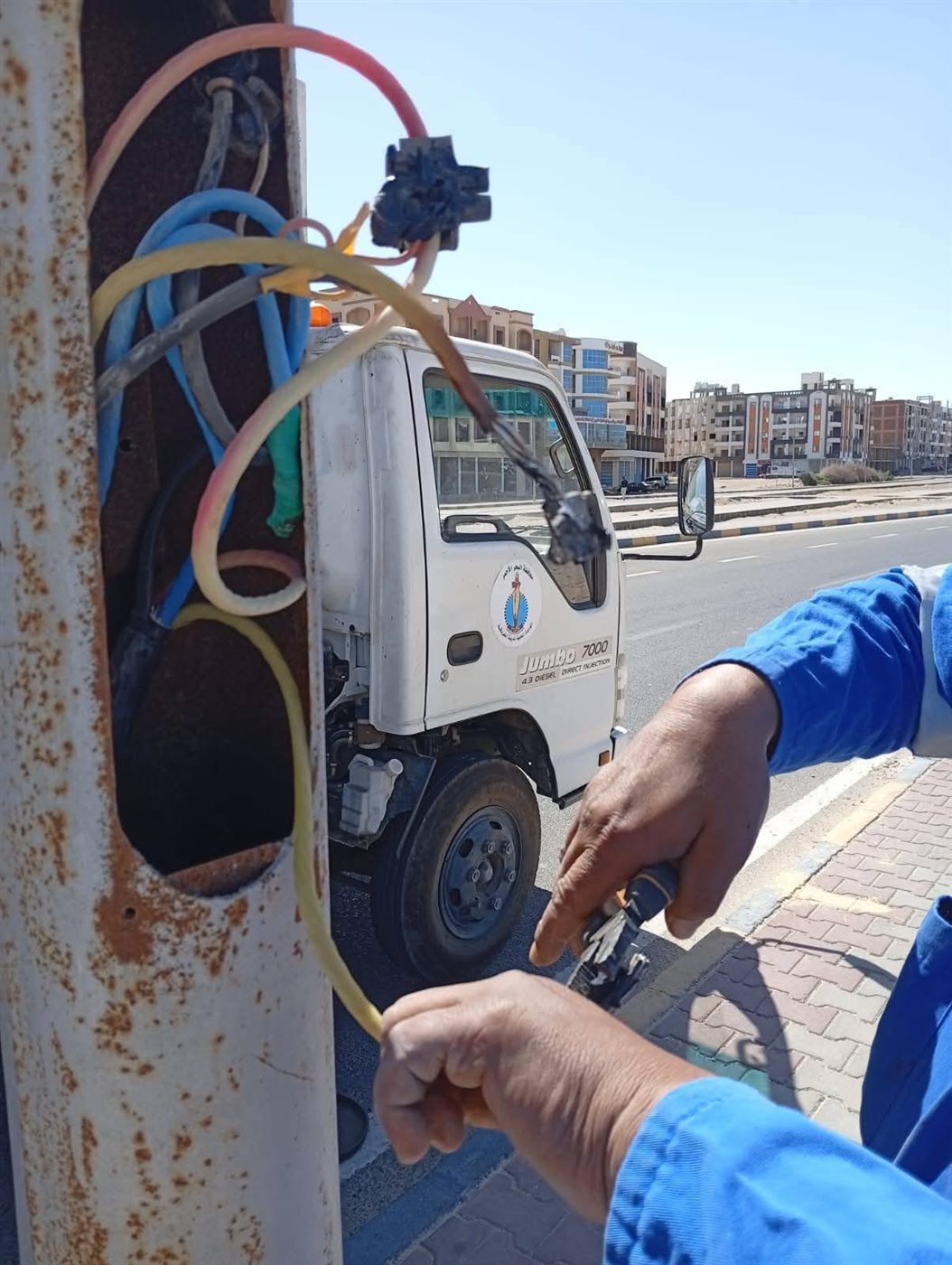 جانب من صيانة الإنارة بالغردقة