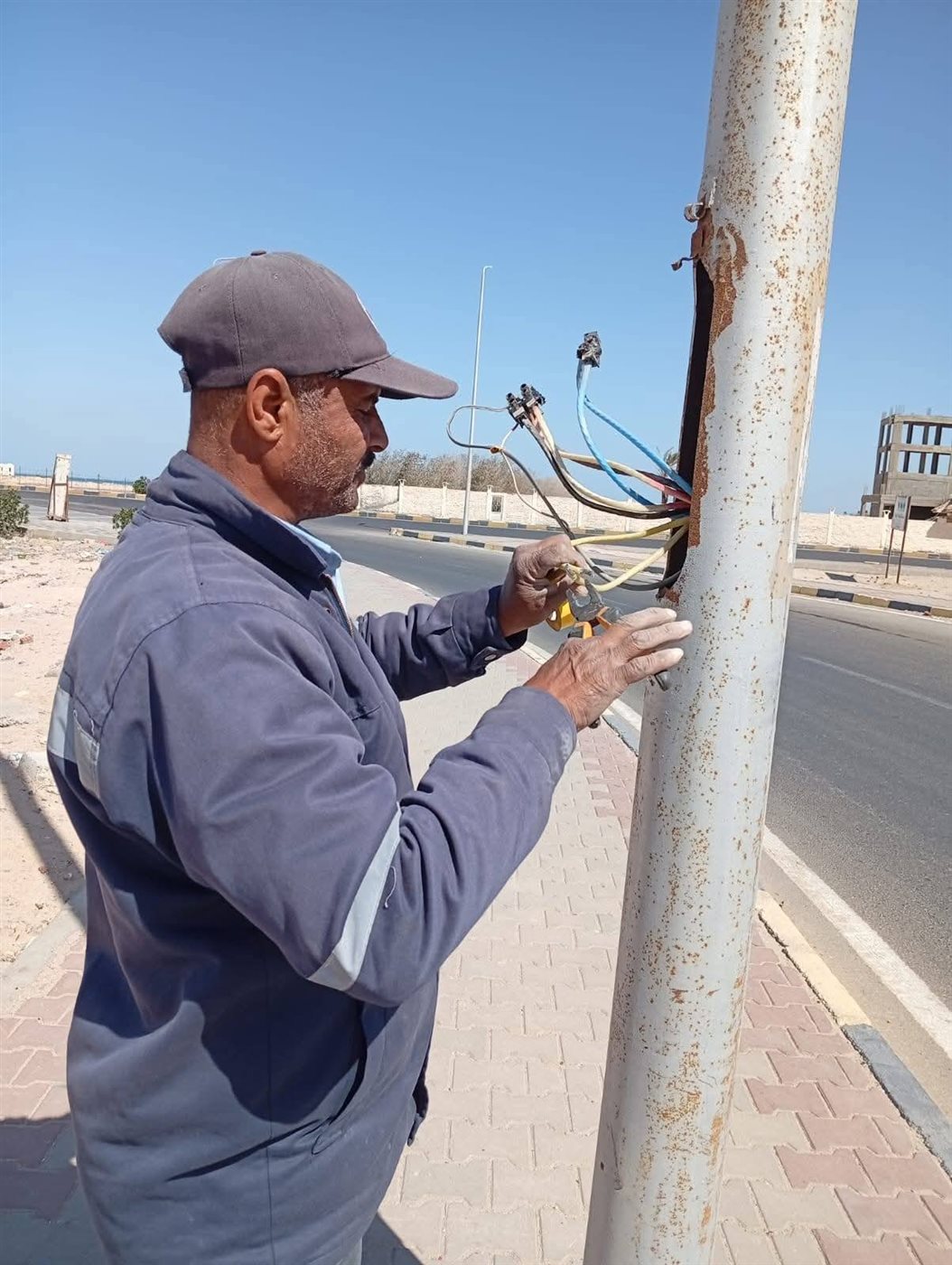 جانب من صيانة الإنارة بالغردقة