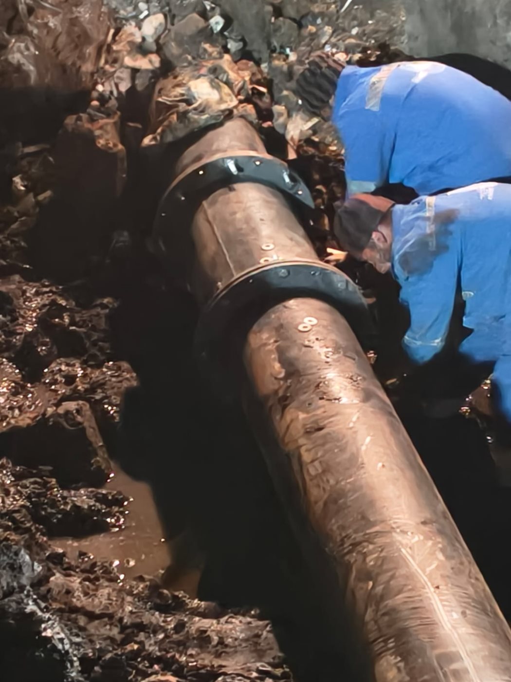 رئيس مياه الفيوم يترأس ليلاً أعمال إصلاح خط طرد صرف صحي بأبو كساه