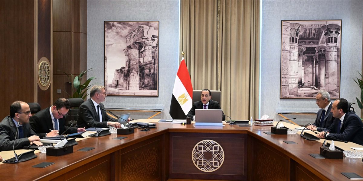 جانب من اجتماع رئيس الوزراء ووزير البترول&nbsp;