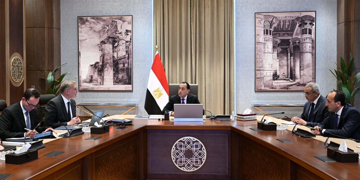 جانب من اجتماع رئيس الوزراء ووزير البترول&nbsp;