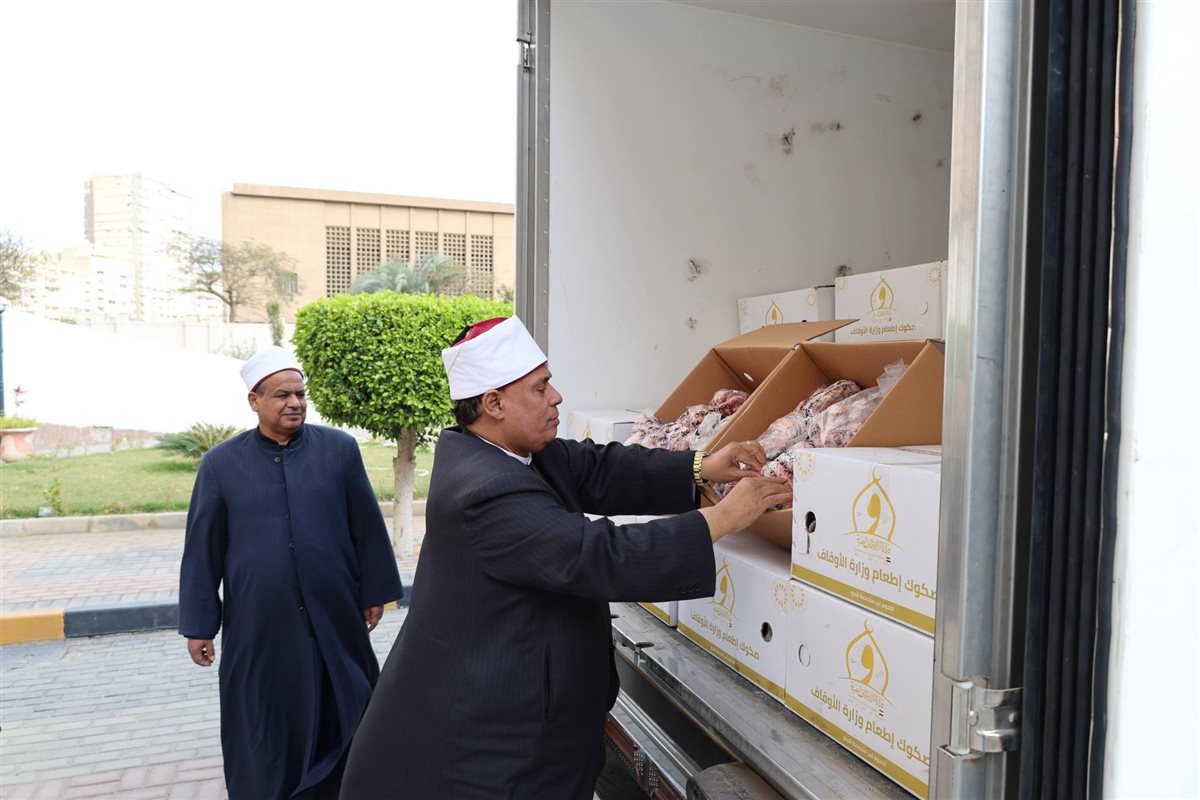 جانب من استلام 4 أطنان لحوم من صكوك الإطعام