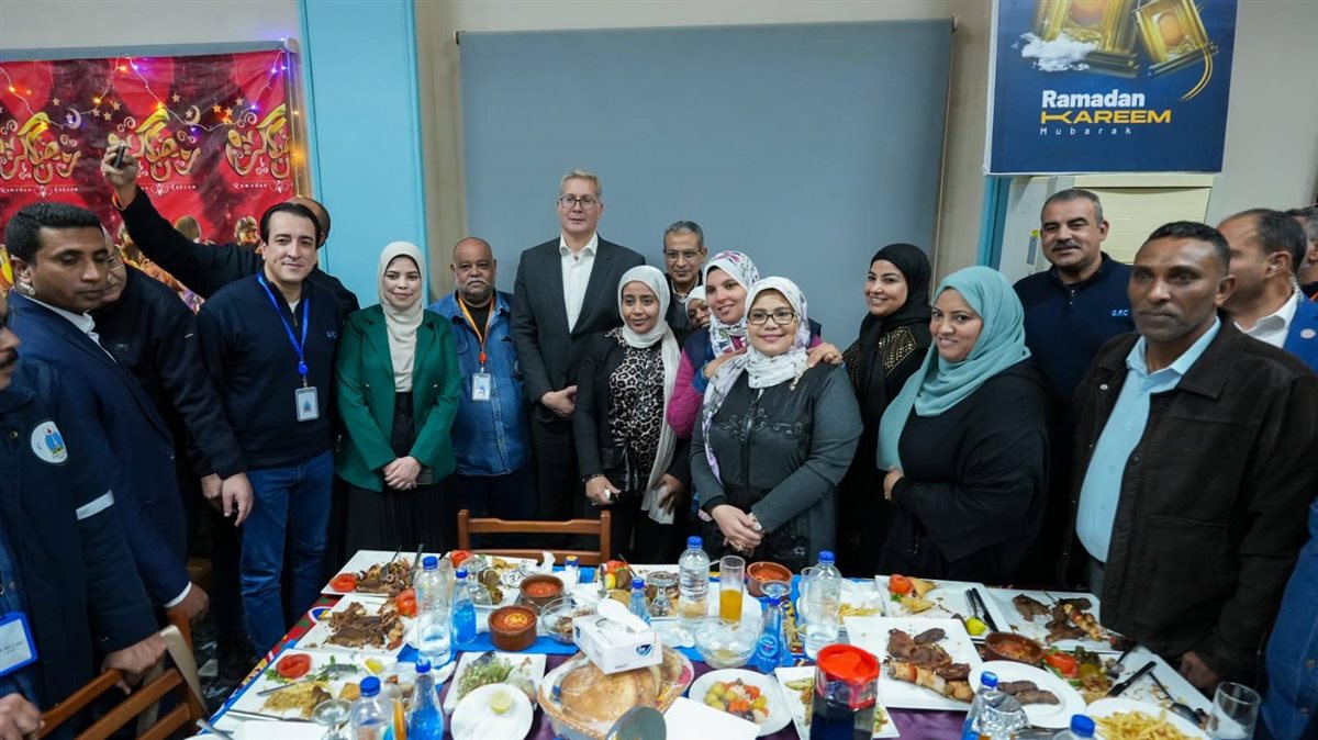 جانب من مشاركة وزير البترول للعاملين إفطار رمضان