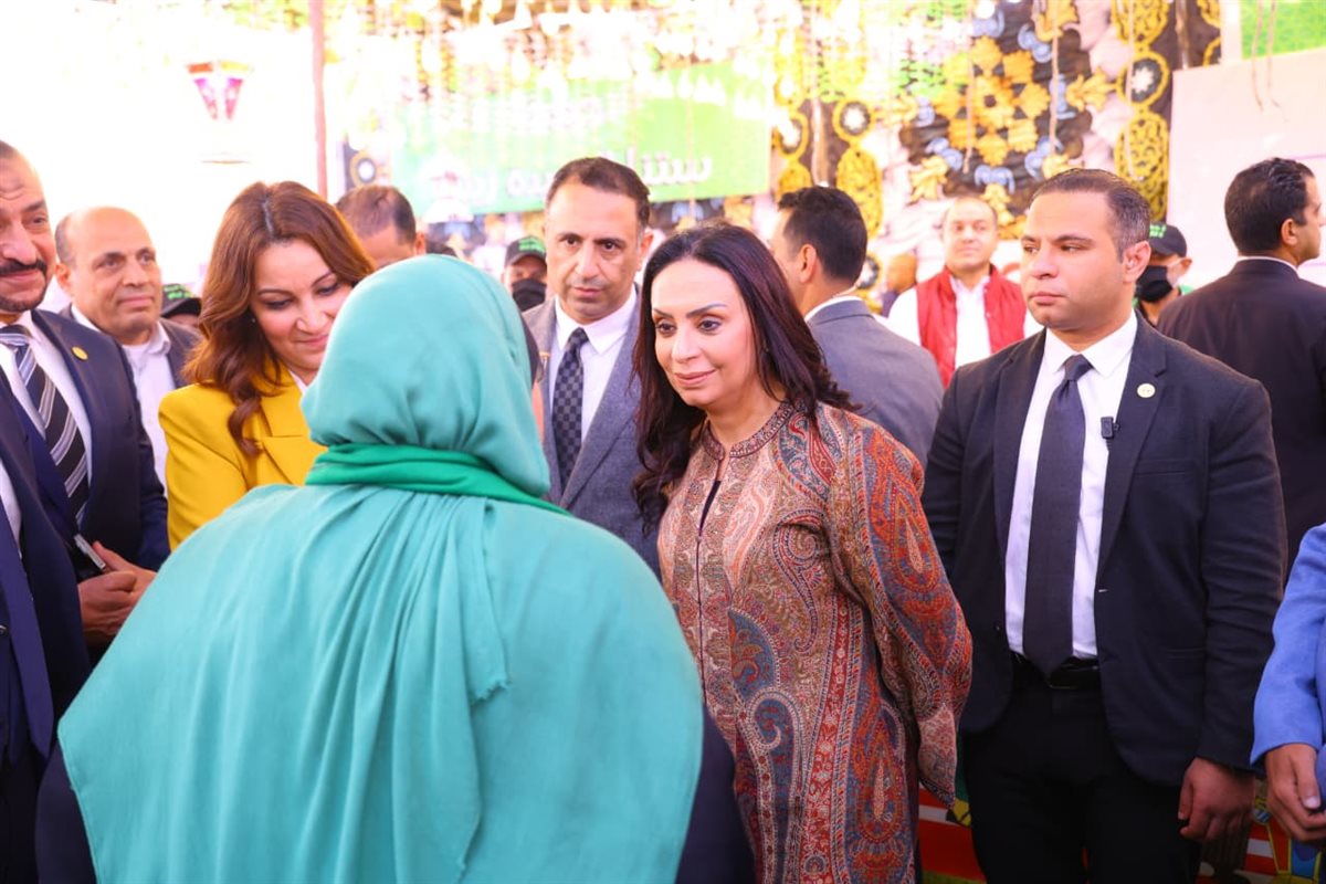 جانب من زيارة وزيرة التضامن لوحدة إطعام الحاجه عزيزة