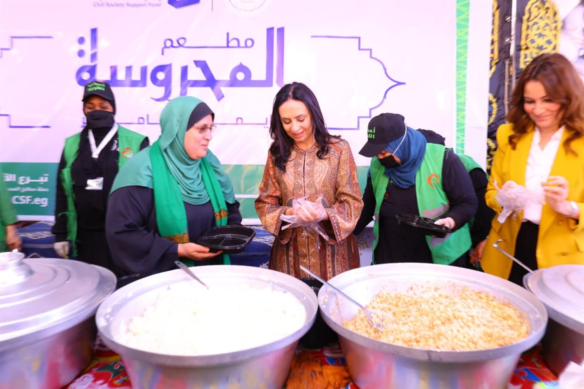 جانب من زيارة وزيرة التضامن لوحدة إطعام الحاجه عزيزة