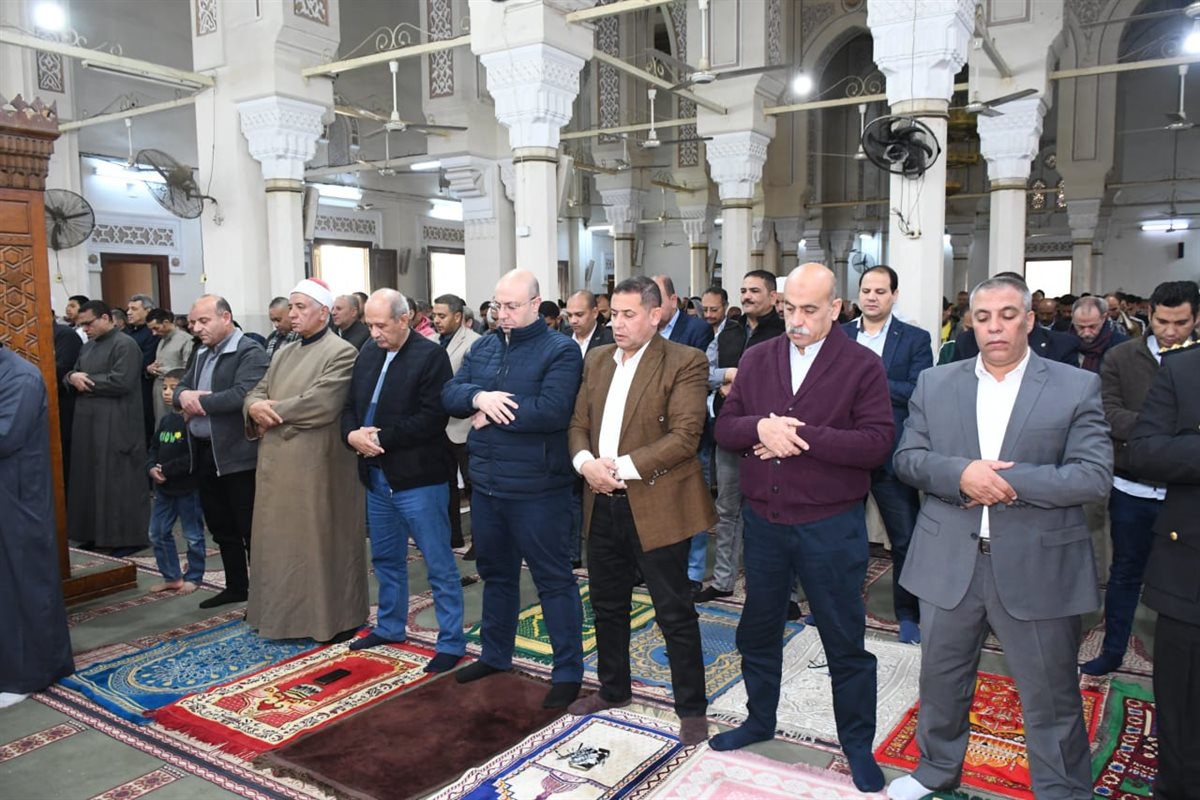 محافظ الفيوم يؤدي صلاة الجمعة بمسجد ناصر الكبير ويهنئ المصلين بقدوم شهر رمضان المبارك