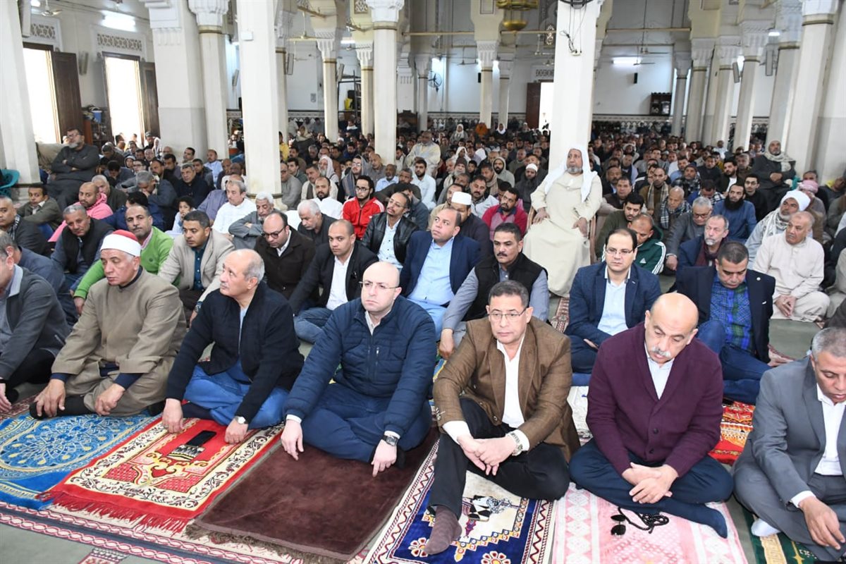 محافظ الفيوم يؤدي صلاة الجمعة بمسجد ناصر الكبير ويهنئ المصلين بقدوم شهر رمضان المبارك
