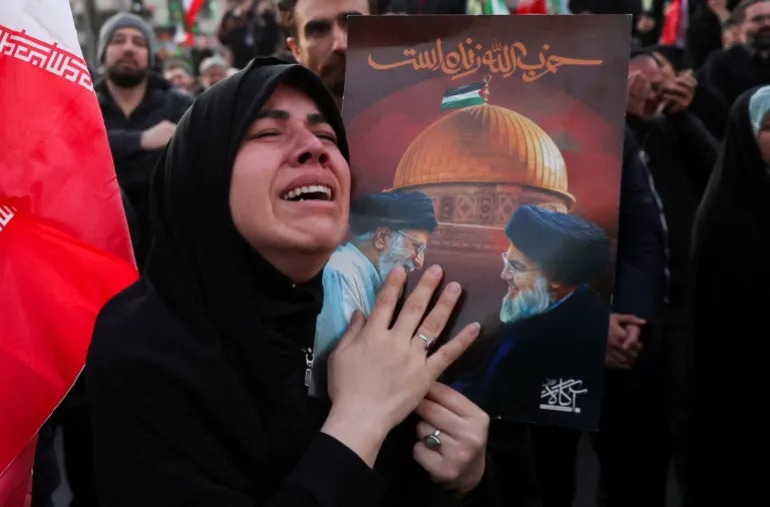 الإيرانيون ينعون وفاة المرشد الأعلى علي خامنئي